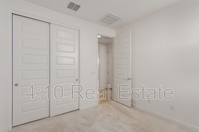 Building Photo - 2222 E Palmdale Ln