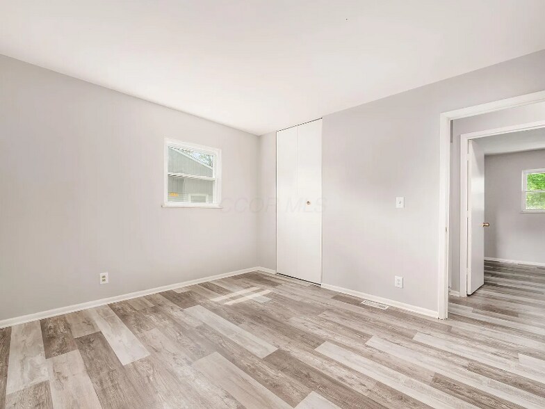Building Photo - 570 Fairholme Rd
