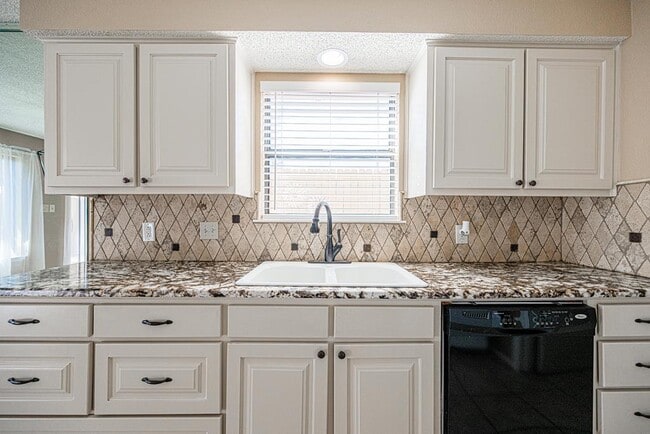 Building Photo - 105 Quail Run