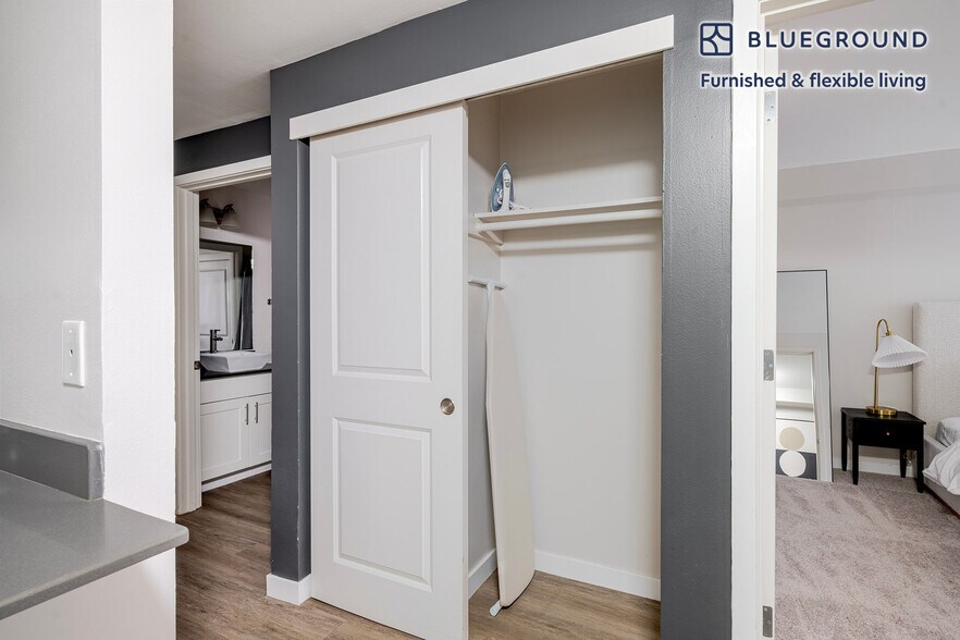 Building Photo - 526 Yale Ave N