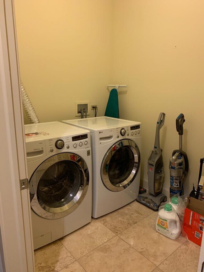 Building Photo - 4234 S Ellis Ave