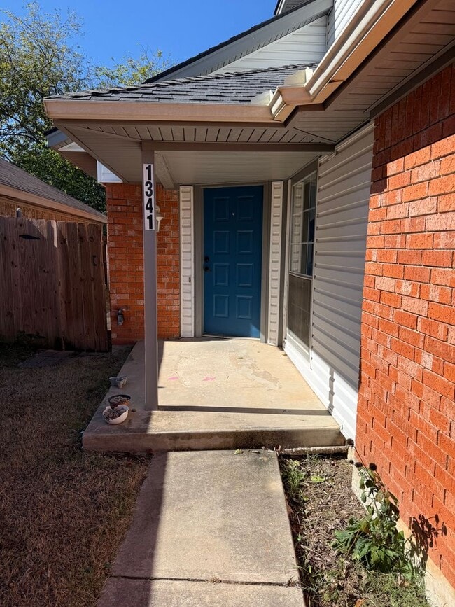 Building Photo - 3 bedroom 2.5 bath, 2 car garage off Easte...
