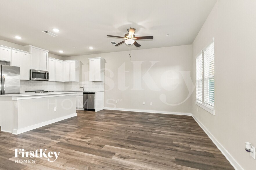 Building Photo - 313 N Centro Cir