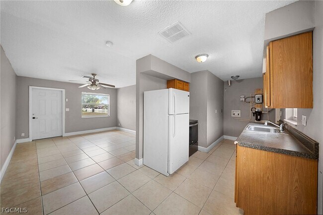 Building Photo - 5456 Fifth Ave