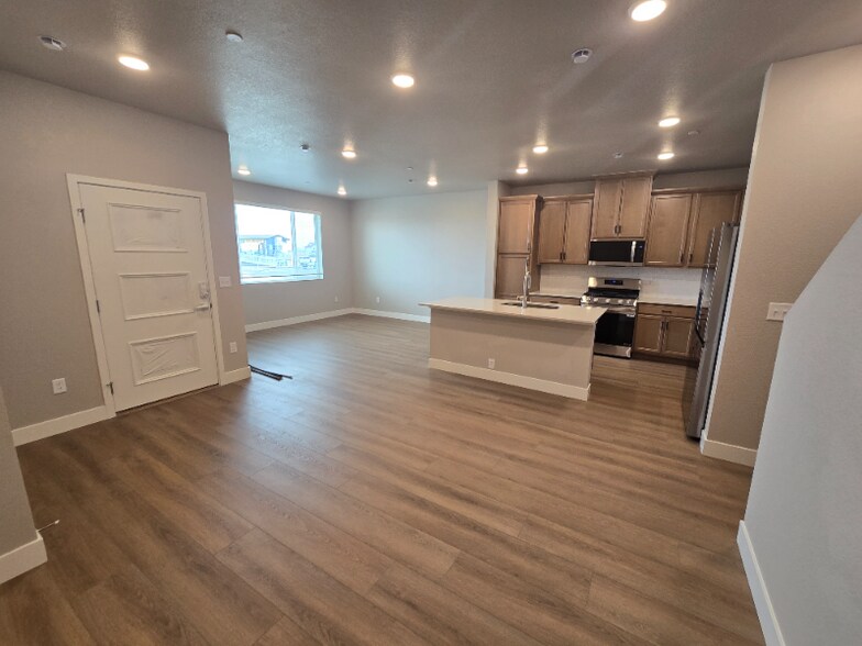 Building Photo - 4824 River Roads Dr