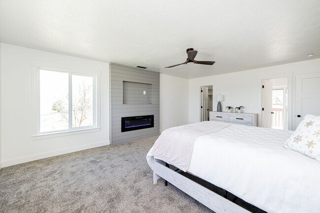 Building Photo - 8410 S 890 E