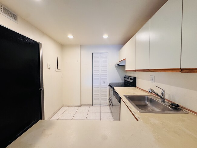 Building Photo - 8025 S Colony Cir