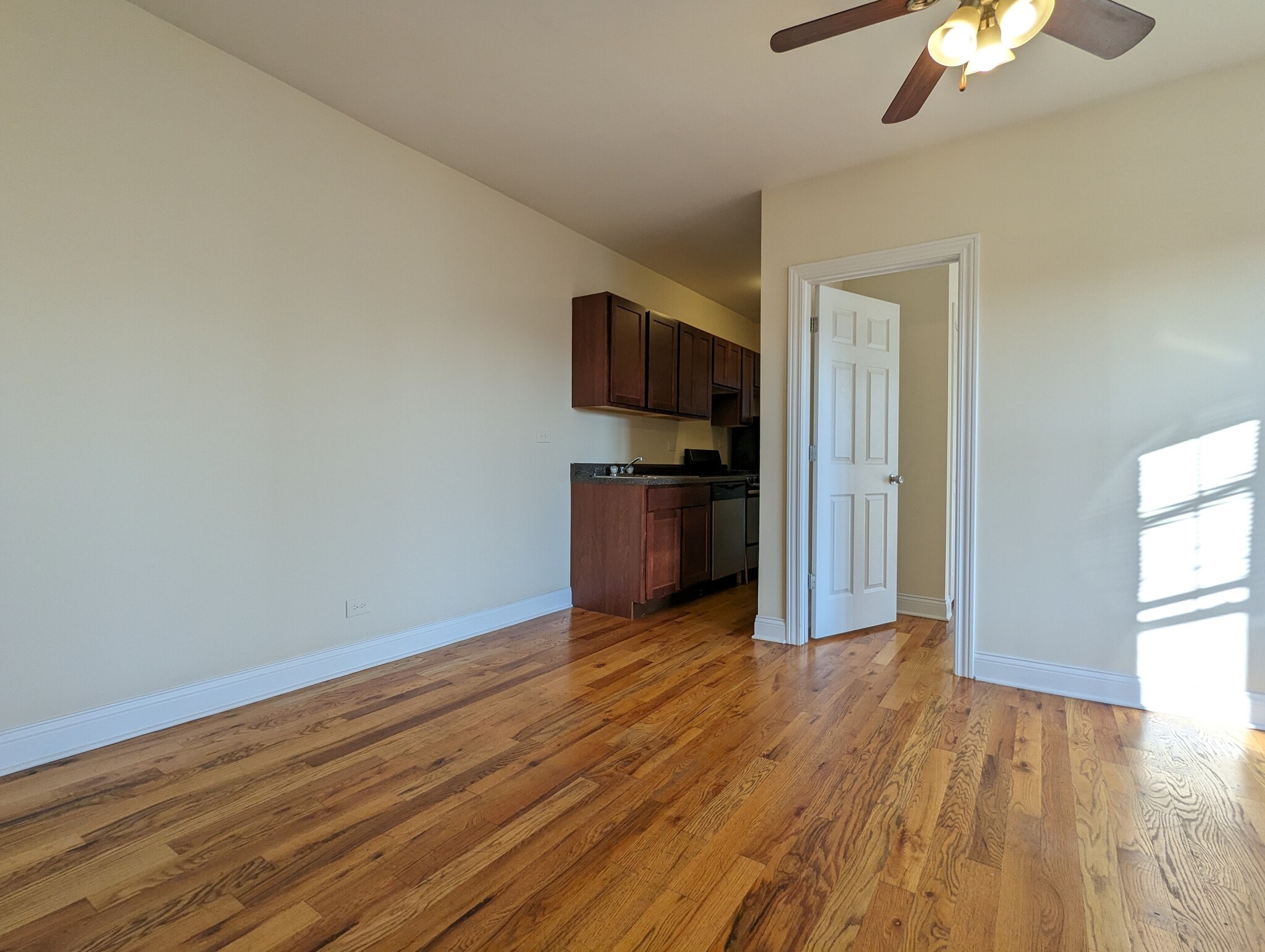 Building Photo - 953 W Cornelia Ave