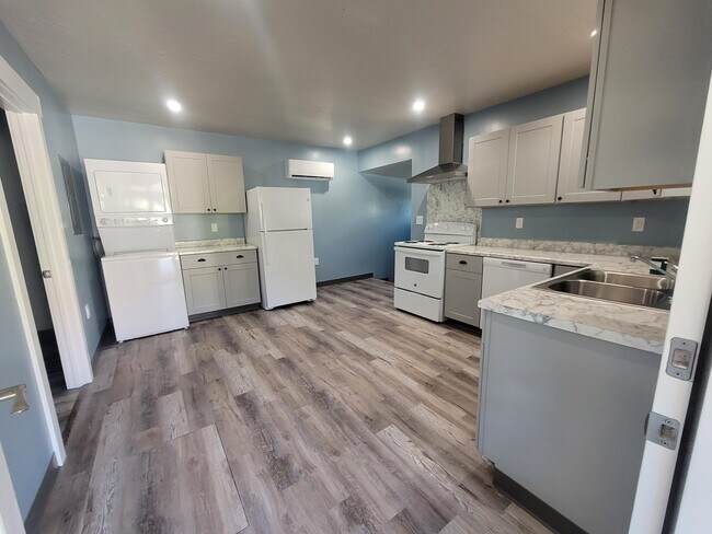 Building Photo - 168 E 70 S