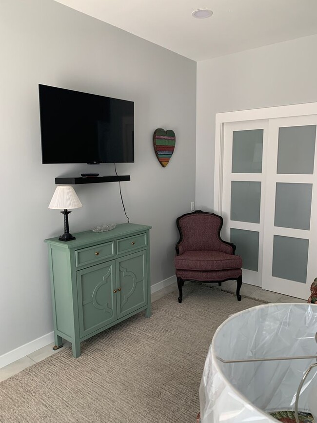 Building Photo - FURNISHED 2+ 2 Cottage - Downtown Ventura
