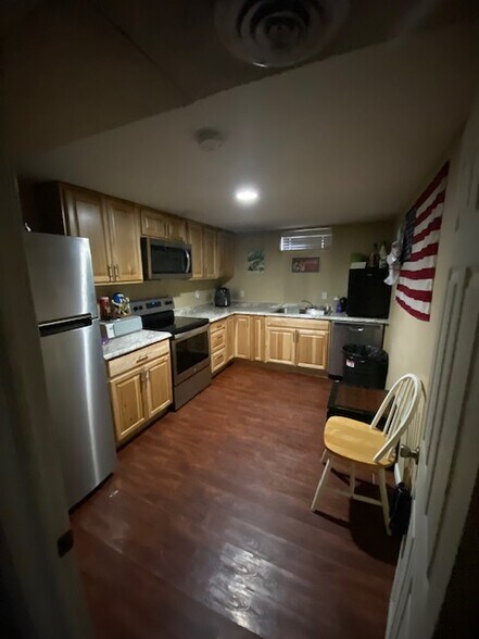 Full Kitchen - 1117 Centennial Blvd