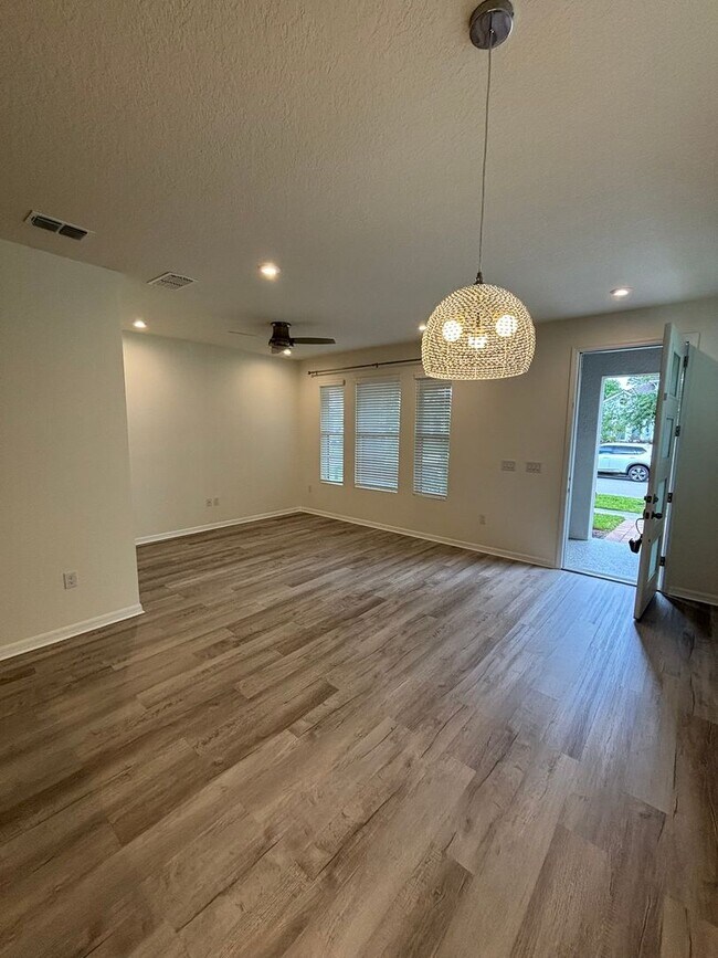 Building Photo - Modern 3/2.5 Townhouse located in the Tapestry Community of Kissimmee