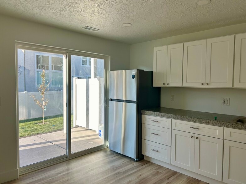 Entrada al departamento con puerta de vidrio - 1313 W Caine Dr