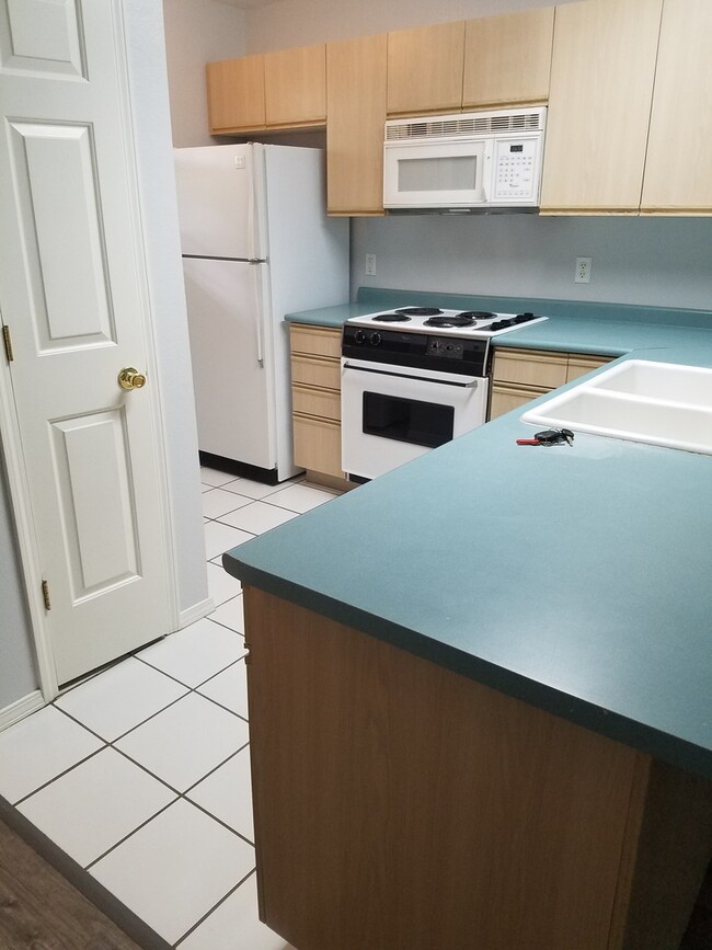 Building Photo - Recently Renovated 1 Bedroom 1 Bath  Walk-...