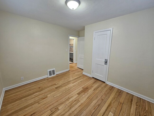 Building Photo - Newly renovated 2 bed, 1 bath. South side ...