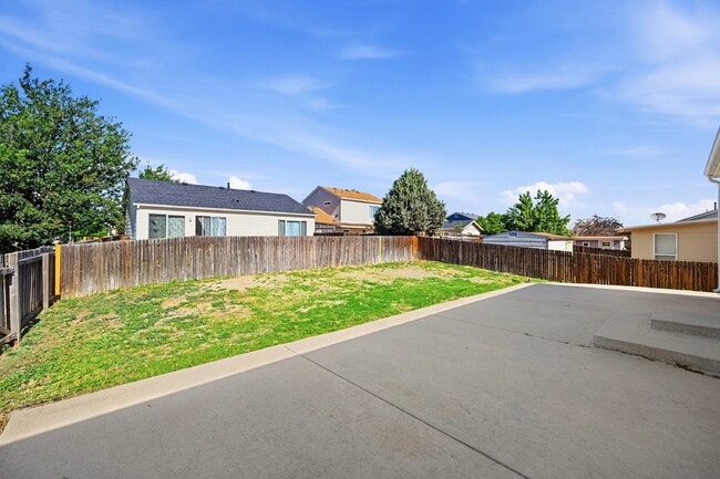 Building Photo - $2,495.95 - 3 Bed, 2 Bath Home in Denver with Central AC and Fenced in Yard!
