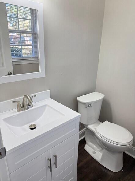 Primary Half Bath - 3410 Longwood Ln