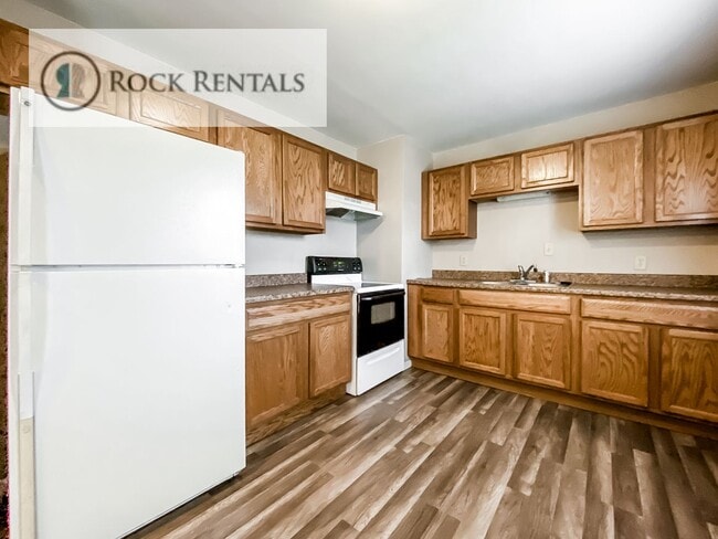 Building Photo - 3 Bed 1 Bath with Garage