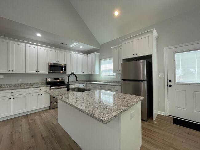 Building Photo - 5 Bed Home Available August 2026!