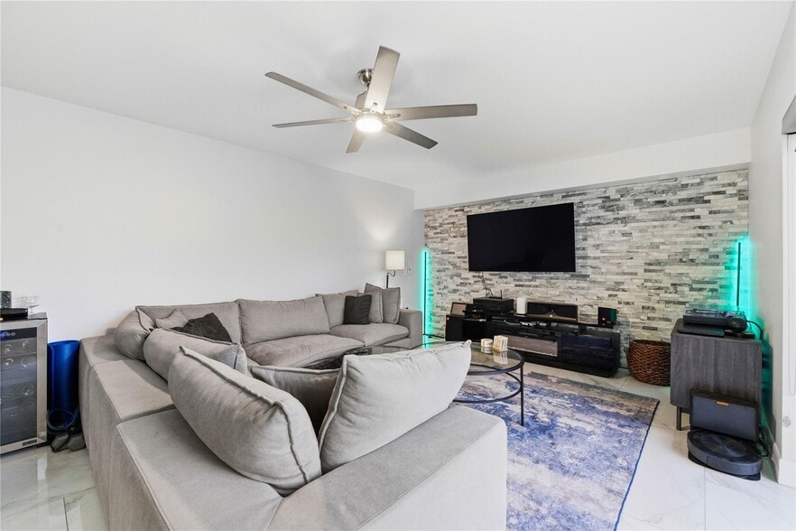 Building Photo - 1017 10th St