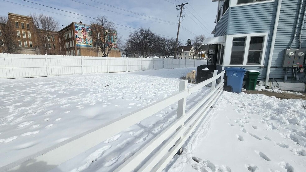 Building Photo - 912 4th St NE