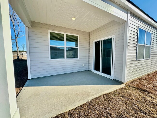 Building Photo - Three Bedroom Single Level Home in the Retreat at East Argent!