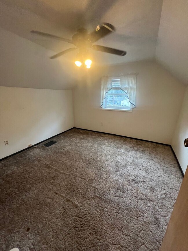 Building Photo - Northend Spacious 3 bedroom 1 bath with La...