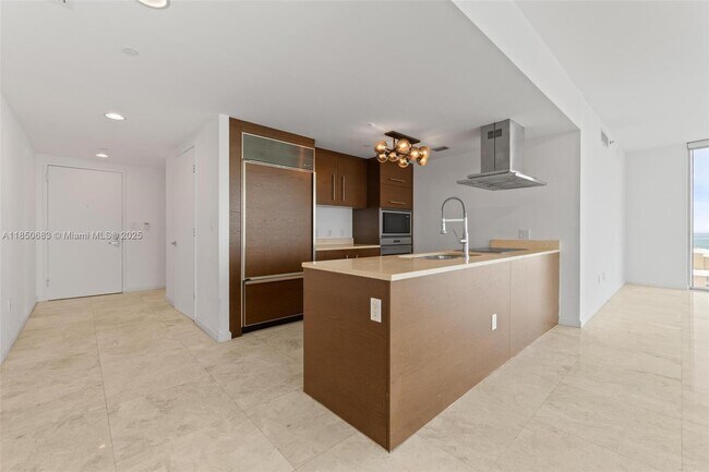 Building Photo - 495 Brickell Ave