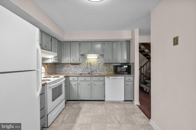 Building Photo - 6832 Heatherway Ct