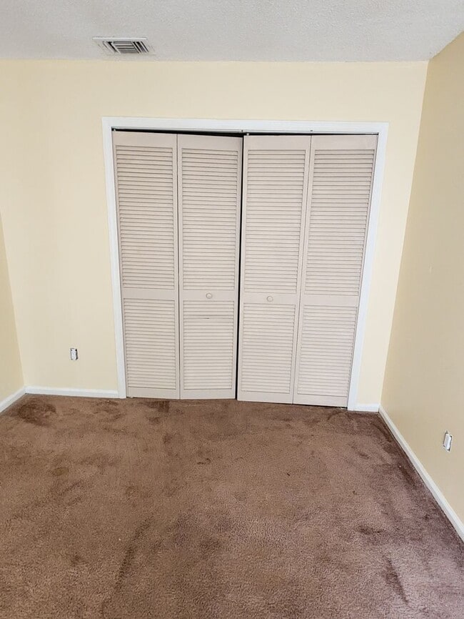 Building Photo - 486 Tamarack St