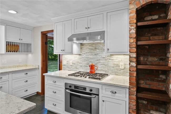 Building Photo - 6 Mary Ann Dr