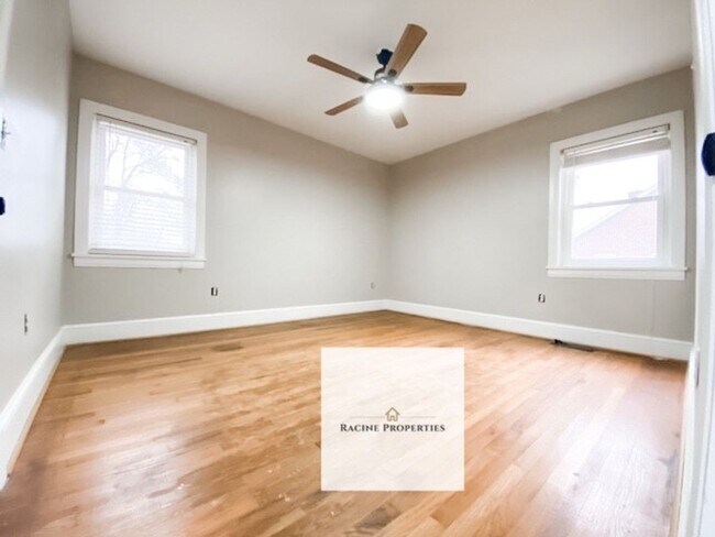 Building Photo - Two Story Home in Clinton!