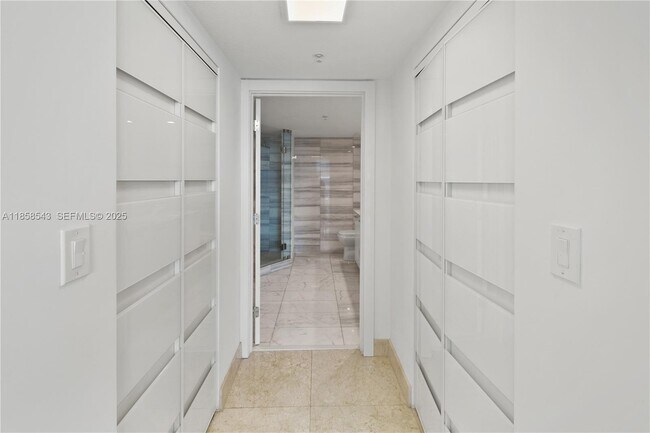 Building Photo - 1800 N Bayshore Dr