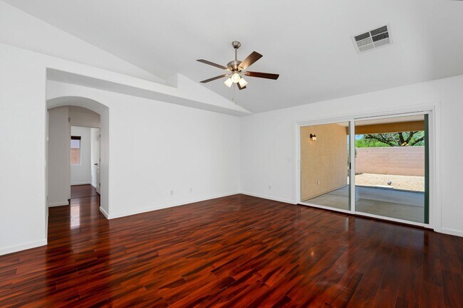 Building Photo - Well maintained 3 bedroom home in Cave Creek AZ - Available Today!
