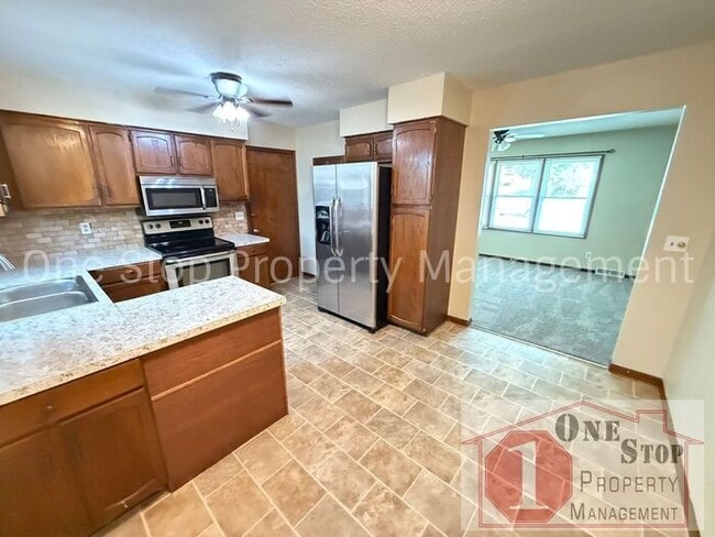 Building Photo - Cozy 3 Bedroom, 1 Bathroom, 1 car garage i...