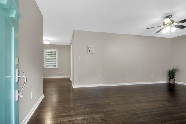 Building Photo - 117 Queen Mary Ct