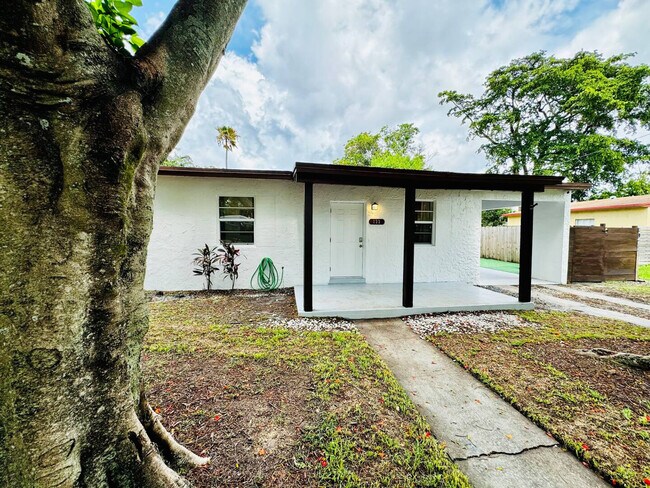 Building Photo - 133 SW 22nd Terrace