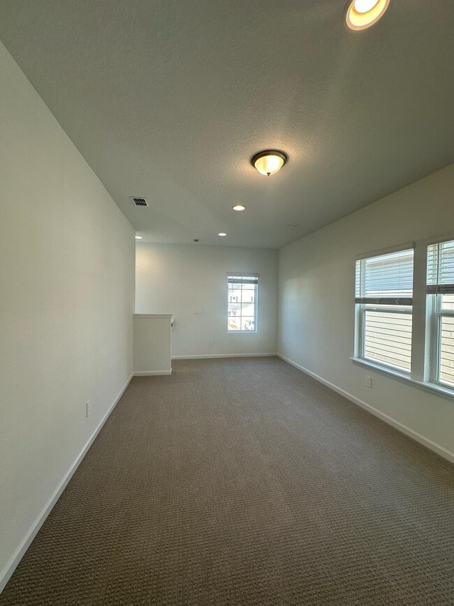 Building Photo - 572 Silver Landing Dr