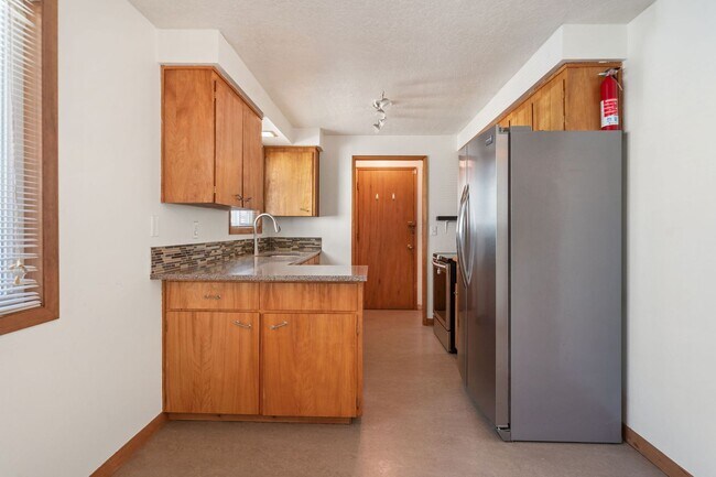 Building Photo - 3811 SE 66th Ave