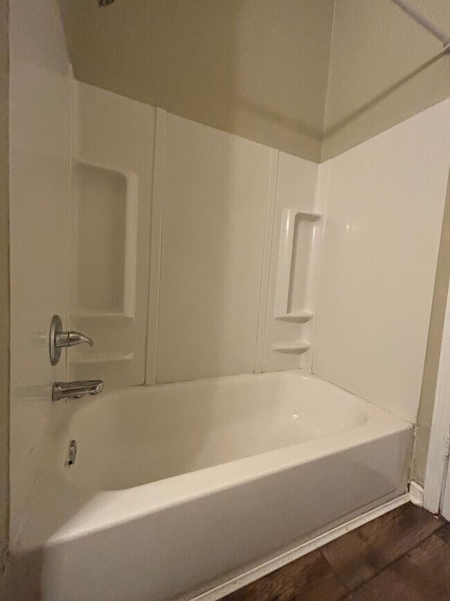 Building Photo - Spacious clean 5 bedroom 2 full bath home ...