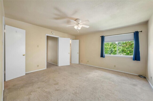 Building Photo - 2316 Montclaire St