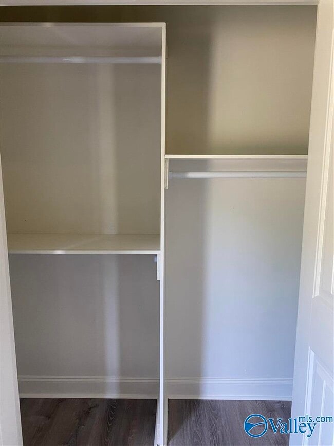 Building Photo - 223 Fern Bank Dr