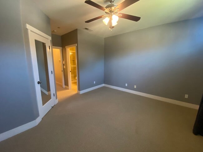 Building Photo - Newer Multi-Level Downtown Townhouse with Double Master Bedrooms