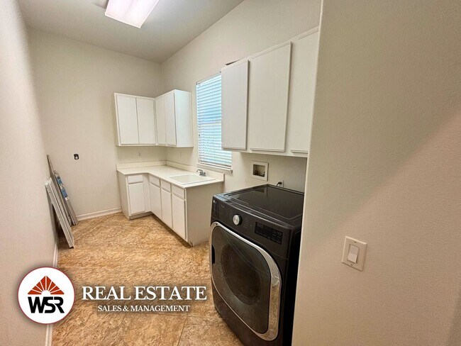 Building Photo - Beautifully upgraded LARGE home with a pool and basketball court in Mockingbird Canyon!