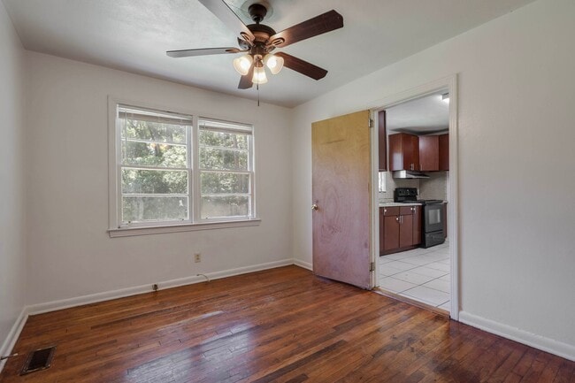 Building Photo - 4 bed 2 bath house, Walk to Stadium!! Available August 2026