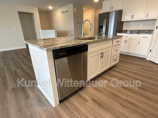 Building Photo - 812 Applewood Creek Dr