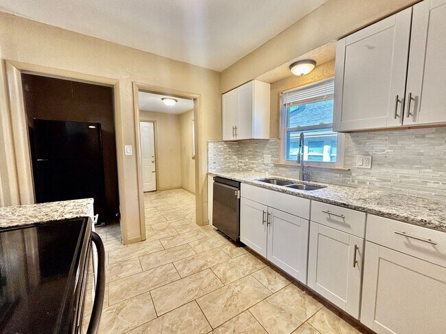 Building Photo - Spacious 2-Bedroom + Den Home with Ample Parking & Backyard!