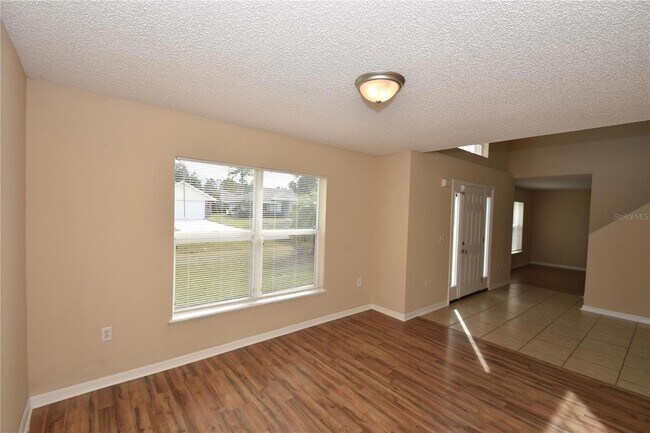 Building Photo - 27 Riverdale Ln