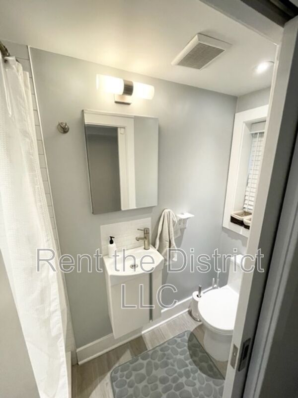 Building Photo - 1316 Staples St NE