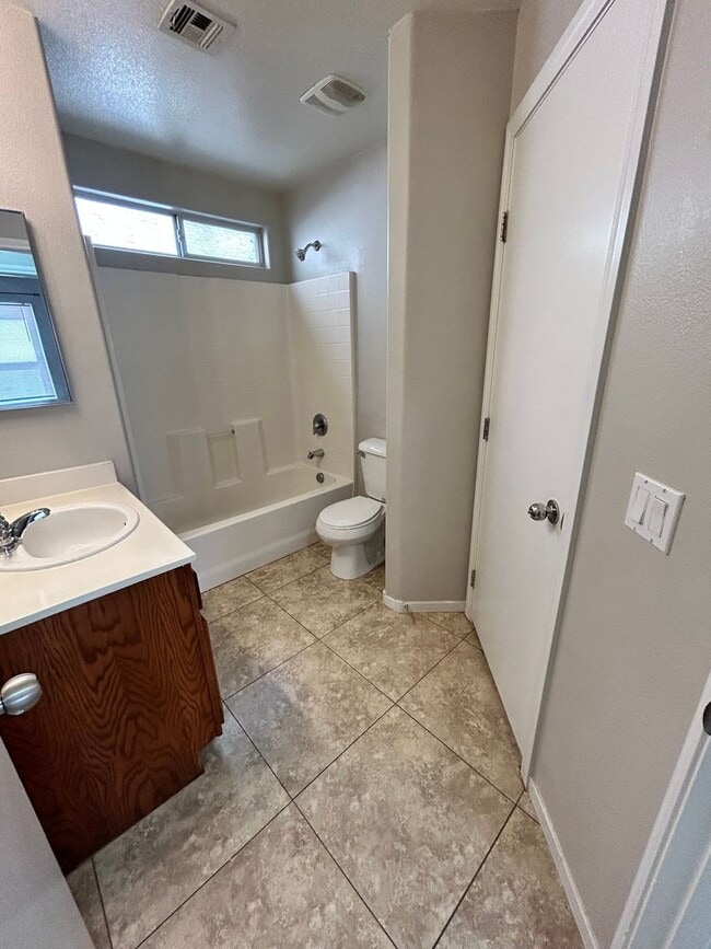 Building Photo - Charming 3 Bed/3Bath, 2-Story Home nestled...
